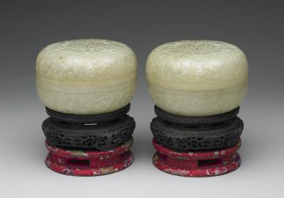 图片[4]-Jade round box carved with “Five fortunes presenting longevity” motif, Qing dynasty, Qianlong reign (1736-1795)-China Archive